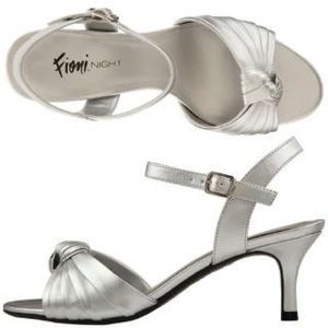 ✨✨Fioni Nights-Kayla Silver Kitten Heels✨✨